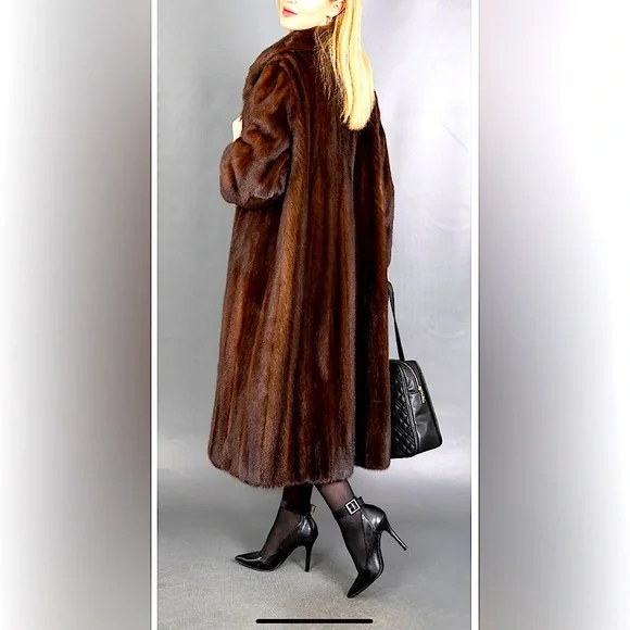 Stunning Flawless Genuine Mink Fur Coat!